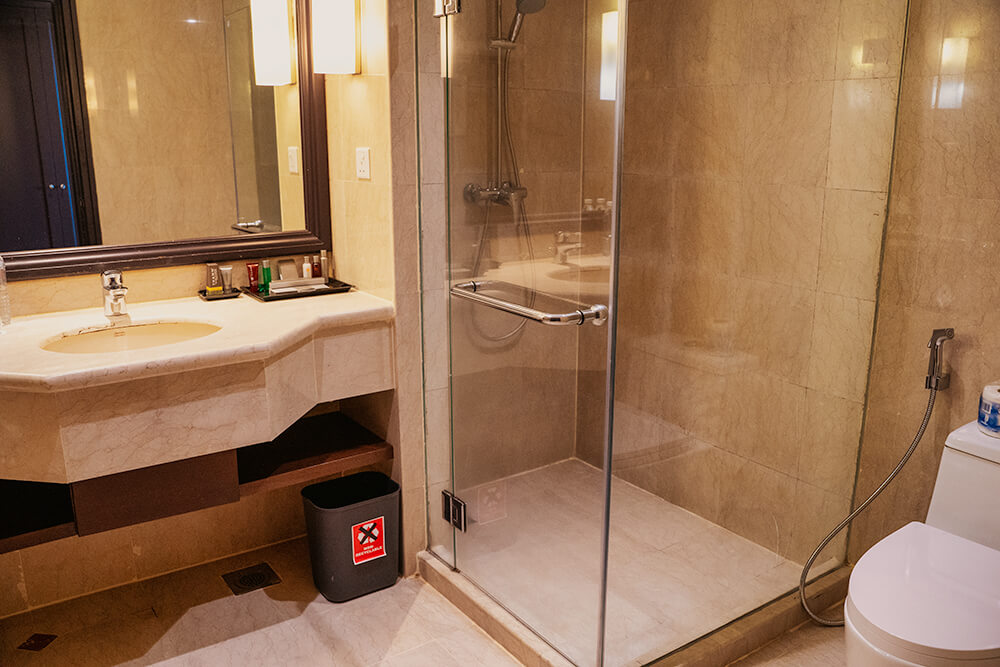executive deluxe bathroom in putrajaya marriott hotel