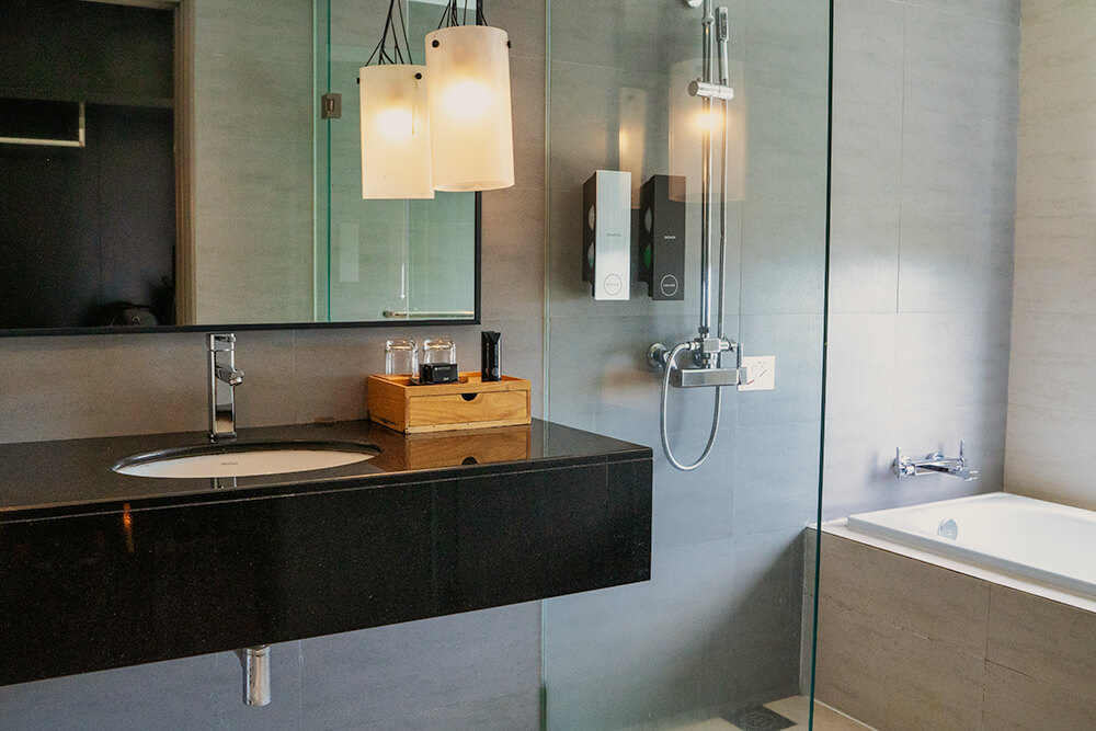 deluxe executive room bathroom in the pullman miri waterfront