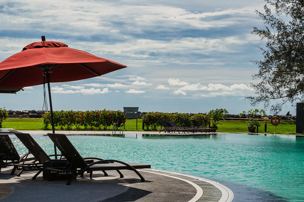 pool in the miri marriott resort & spa