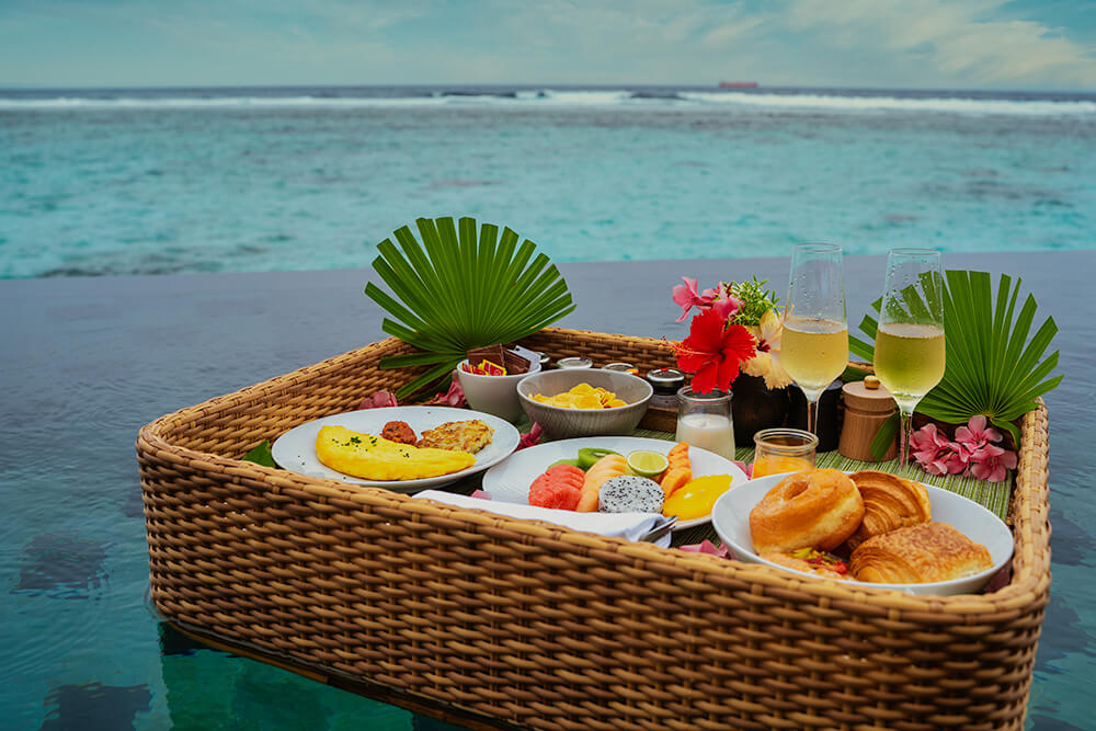 floating breakfast in hilton maldives amingiri resort