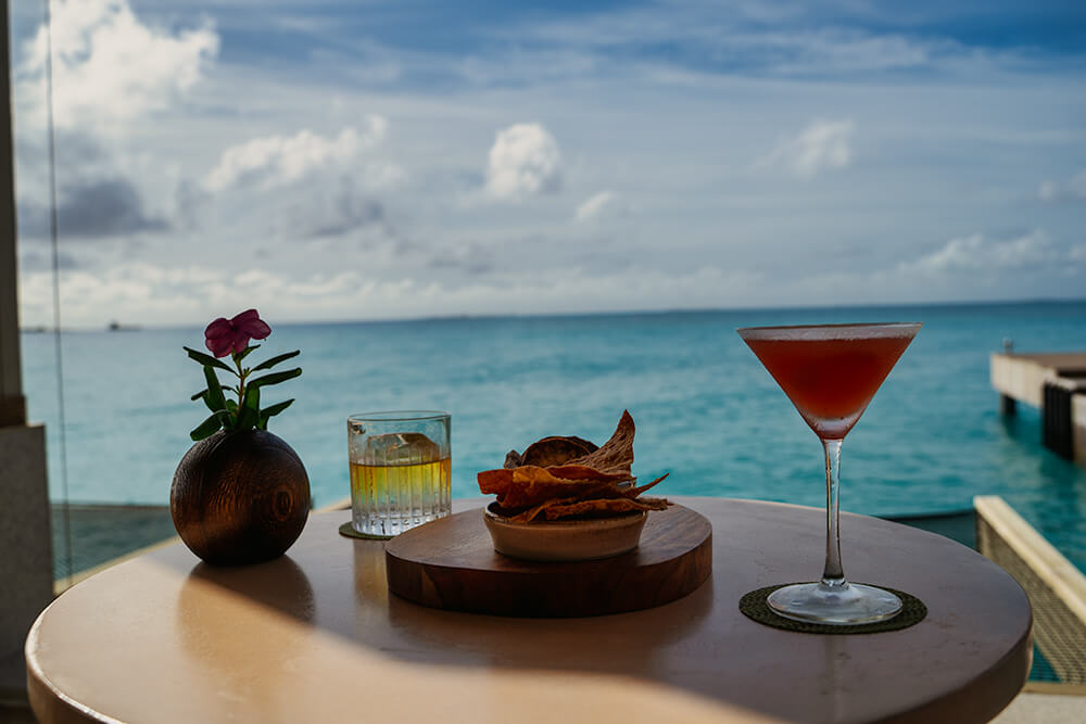 evening cocktail in hilton maldives amingiri resort