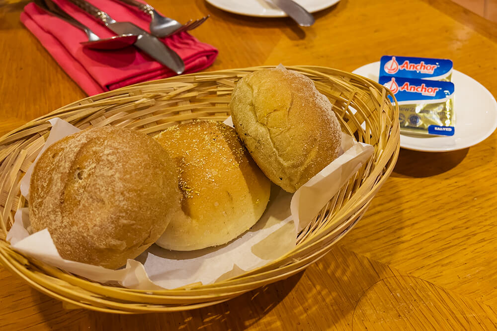 dinner bread in the zest at miri marriott resort & spa