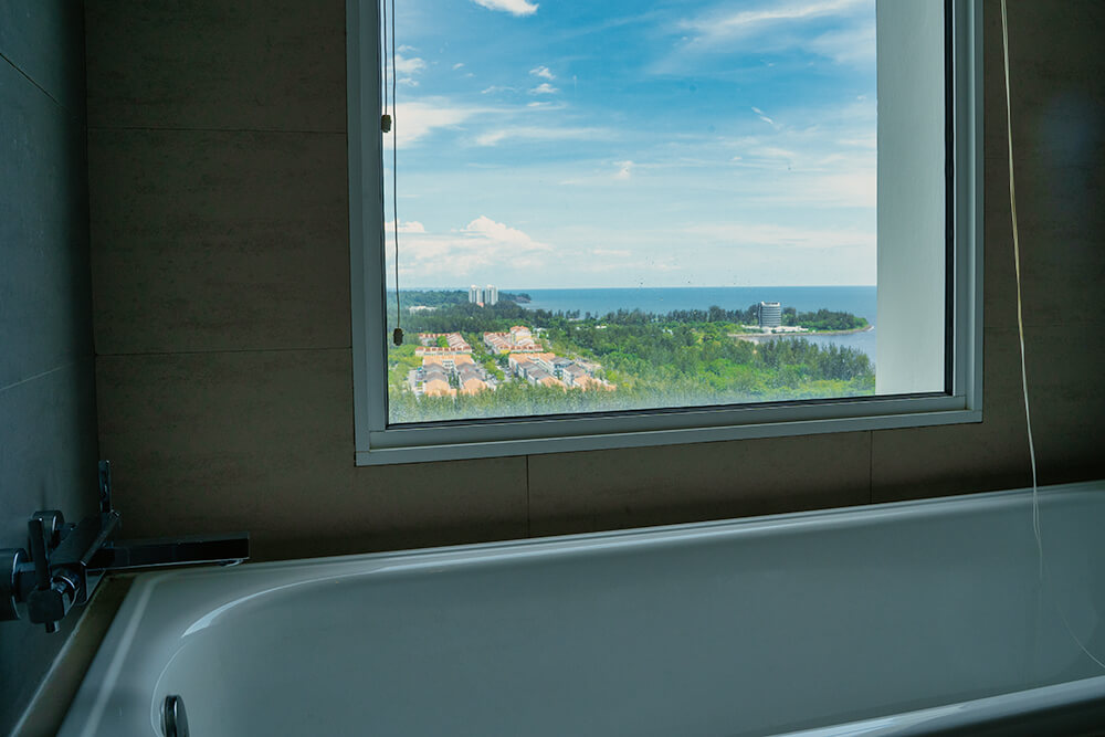 deluxe executive room bathroom view in the pullman miri waterfront