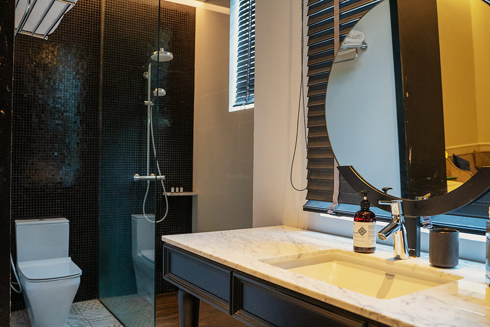 deluxe room bathroom at the edison george town