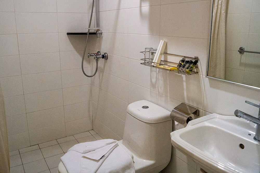standard twin bathroom in hotel puri melaka