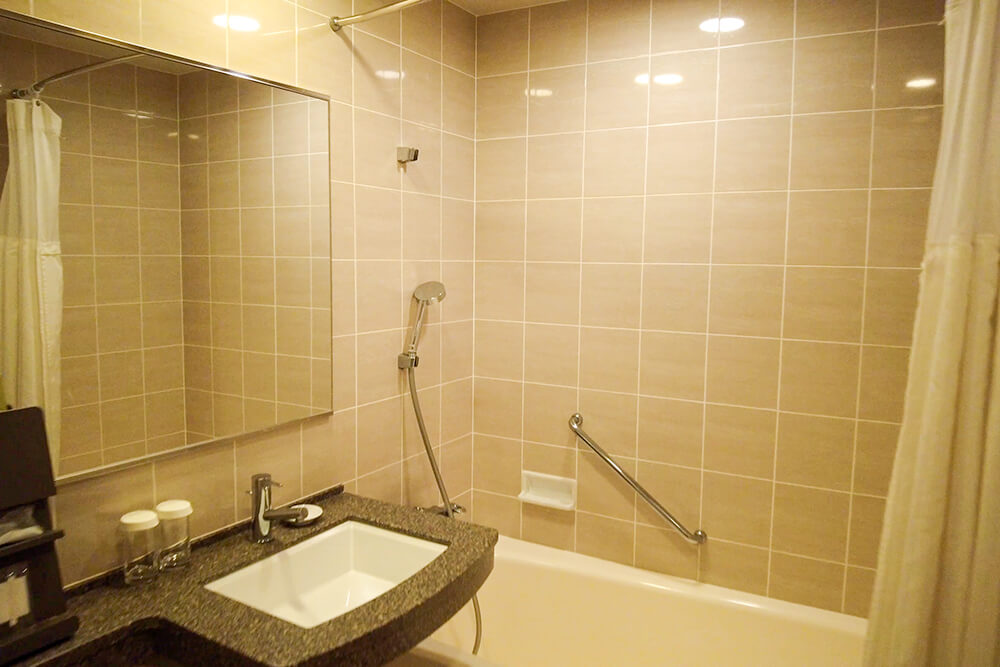 twin 2 beds deluxe room bathroom in doubletree by hilton naha