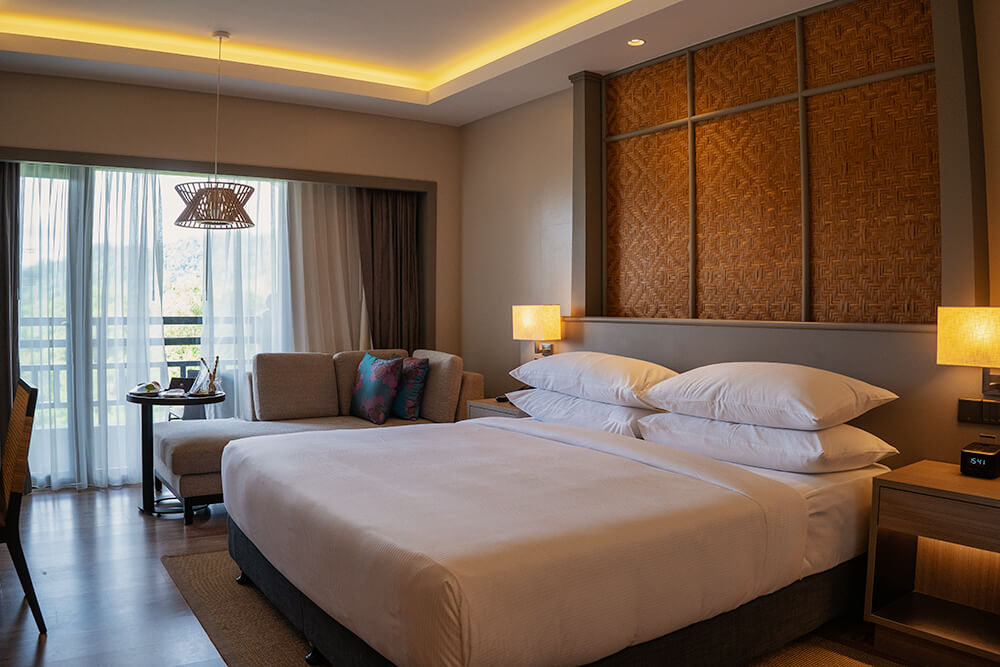 king guest room seaview high floor in doubletree by hilton damai laut resort