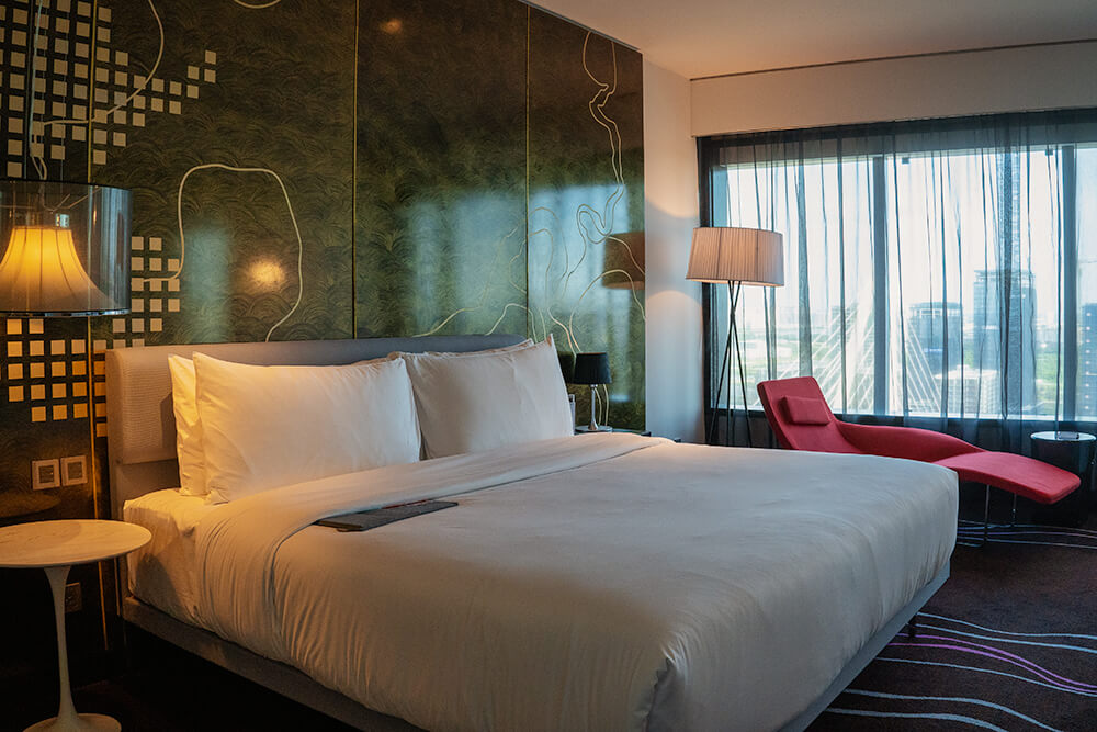 king guest room with river view in le meridien saigon